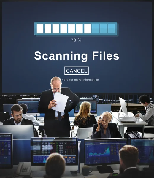 Деловые работники и сканирующие файлы — стоковое фото