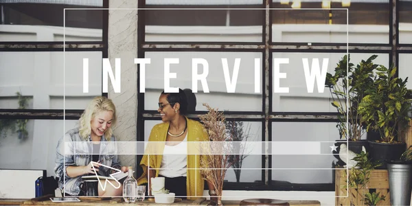 Жінки, що сидять біля кафе та інтерв'юер — стокове фото