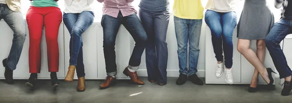 People sit on a window sill — Stock Photo, Image