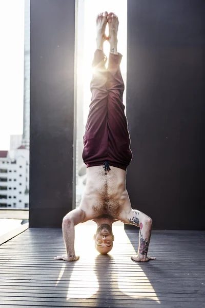 Hombre practicando Pose Yoga — Foto de Stock