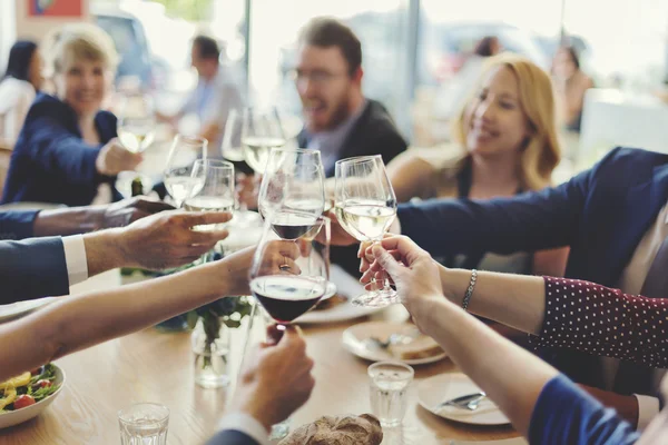 La gente applaude con gli occhiali — Foto Stock