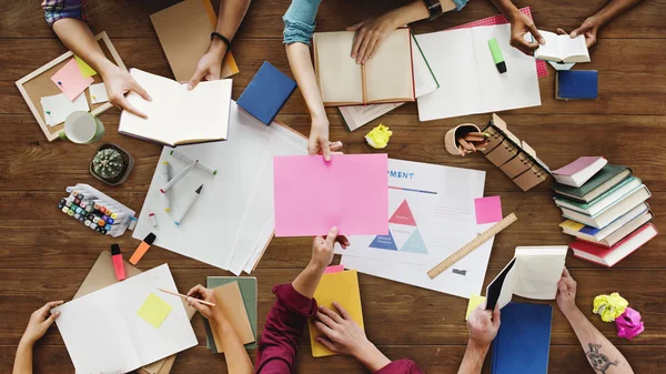 Diversiteit mensen en office tools — Stockfoto