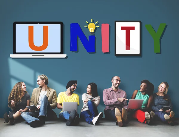 Diversidad de amigos cerca de la pared con unidad — Foto de Stock