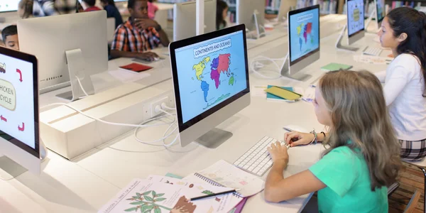 Bambini che imparano in aula computer — Foto Stock