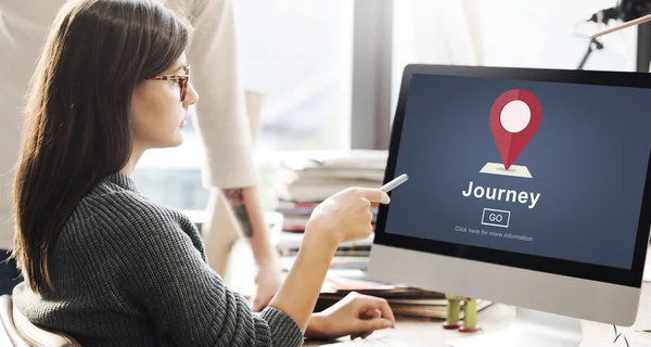 Vrouw weergegeven op de monitor met reis — Stockfoto