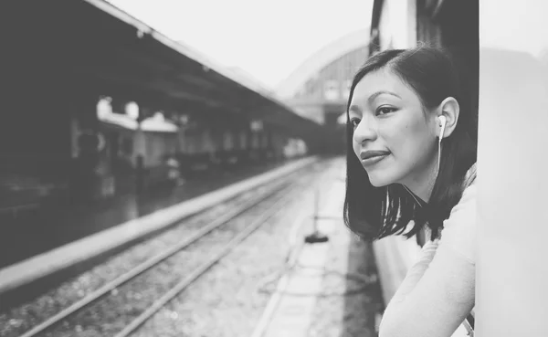 Porträtt av asiatisk kvinna resa — Stockfoto