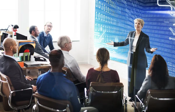 Geschäftsleute im Büro — Stockfoto