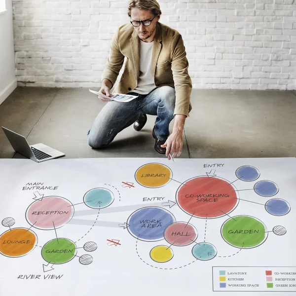 Affärsman som arbetar med plan — Stockfoto