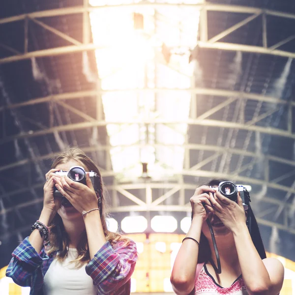 Ragazze che fotografano su fotocamere retrò — Foto Stock