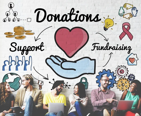 Mångfald vänner nära väggen med donationer — Stockfoto