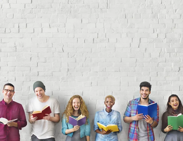 Diversiteit mensen met boeken — Stockfoto