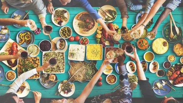 Amigos comiendo para la mesa grande — Foto de Stock