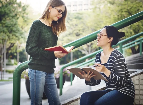 Chicas en el campus universitario — Foto de Stock