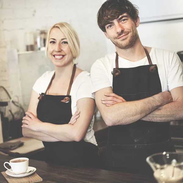 Barista robi kawę w kawiarni — Zdjęcie stockowe