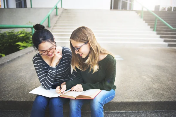 Freunde analysieren Buch — Stockfoto