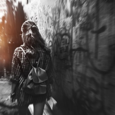 kız sırt çantası ile seyahat