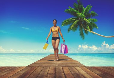 Bikini alışveriş torbaları ile kadın