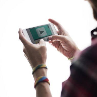 Mobil pone ile ekran Oynat düğmesini  