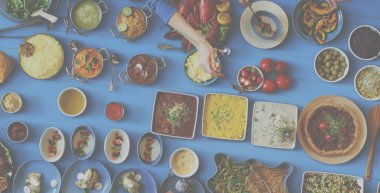 arkadaşlar büyük tablo için yemek