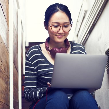 Internet çalışan kadın