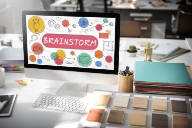Monitör bilgisayar üzerinde beyin fırtınası
