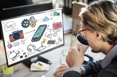 Multimedya bilgisayarla çalışma iş adamı