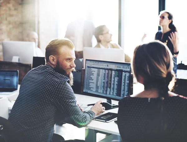 Gente de negocios trabajando en oficina — Foto de Stock