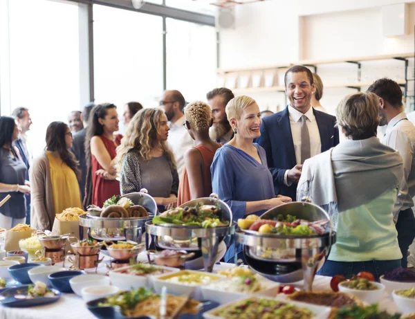 Personas con tazas y platos — Foto de Stock