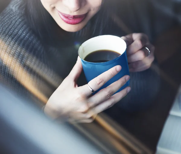 Asiatische Frau mit Kaffee — Stockfoto