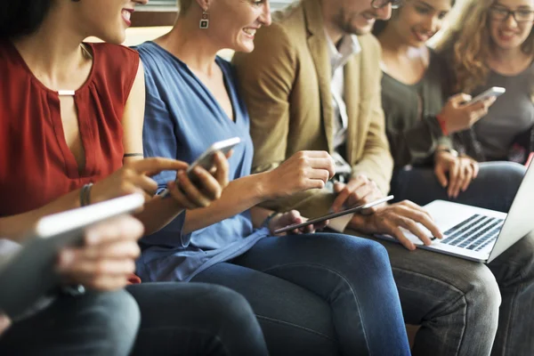 Mensen die digitale apparaten gebruiken — Stockfoto