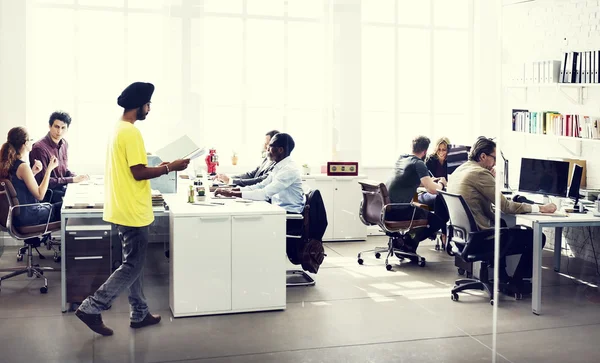 Empresários que trabalham no escritório — Fotografia de Stock