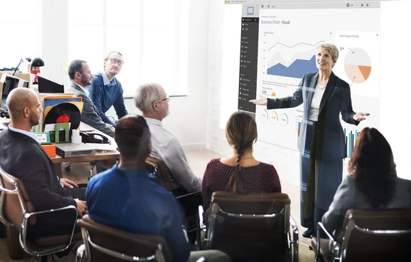 Geschäftsleute im Büro — Stockfoto