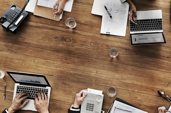 Grupo de pessoas brainstorming em reunião — Fotografia de Stock