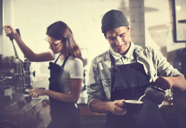 Barista kahve yapıyor makine — Stok fotoğraf