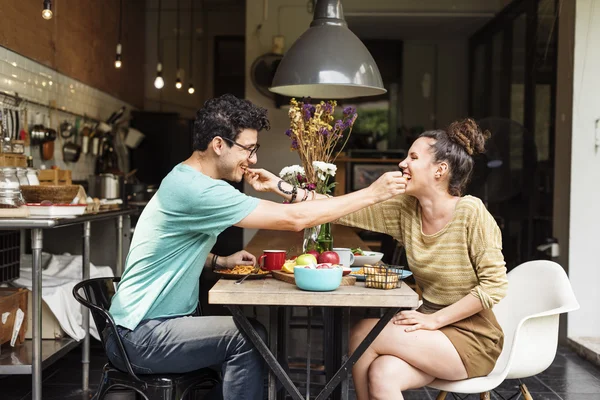 Casal Comer Alimentos — Fotografia de Stock