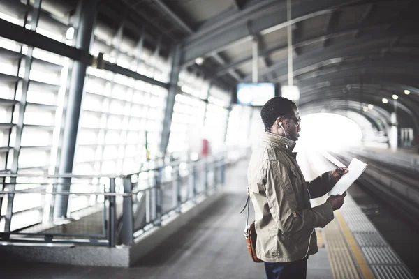 Empresario en la plataforma en la estación — Foto de Stock