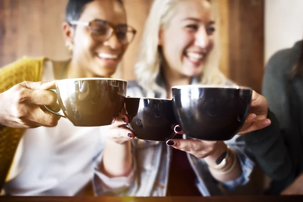 Freunde trinken Kaffee — Stockfoto