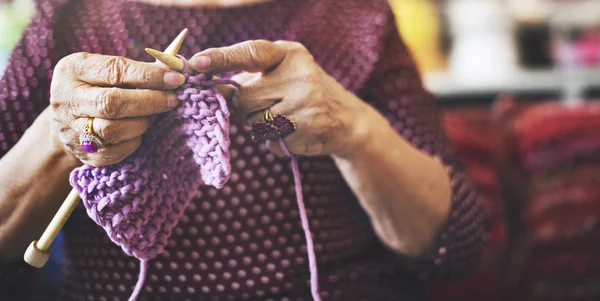 노인 여성 crocheting — 스톡 사진