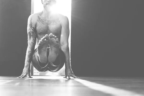 Uomo che pratica Pose Yoga — Foto Stock