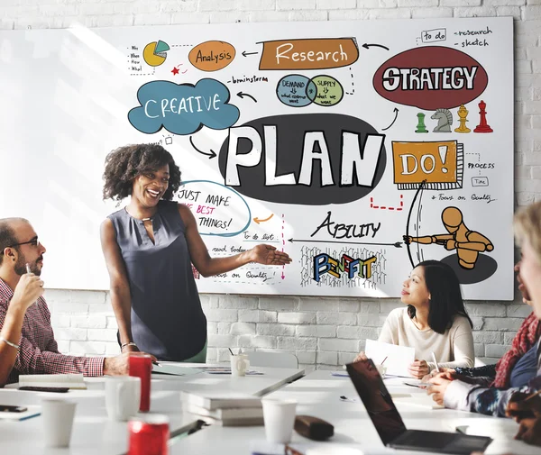 Reunión de negocios con plan — Foto de Stock