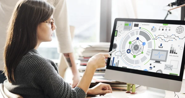 Mujer mostrando en monitor con alta tecnología — Foto de Stock