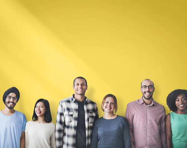 Personnes se tient près du mur jaune — Photo