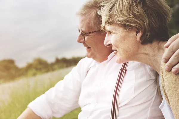 Ehepaar Frau und Mann über Dating, die gemeinsame Zeit in der Natur verbringen — Stockfoto