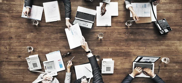 Grupo de personas lluvia de ideas sobre la reunión — Foto de Stock