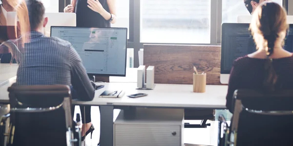 Gente de negocios trabajando en oficina — Foto de Stock