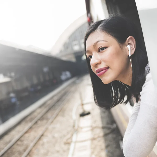 Portret van Aziatische vrouw reizen — Stockfoto