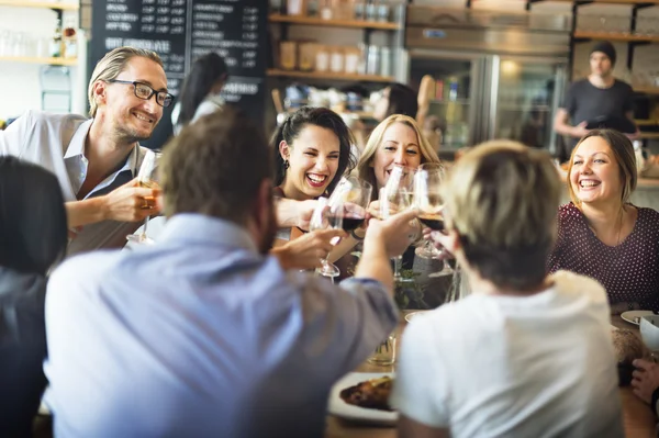 Gente disfrutando comida —  Fotos de Stock