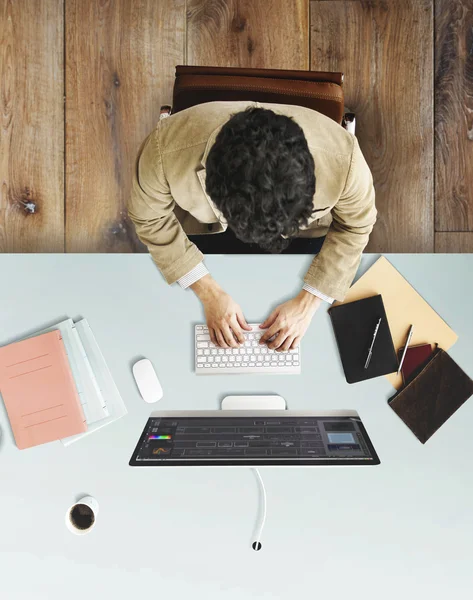 Geschäftsmann arbeitet am Computer — Stockfoto