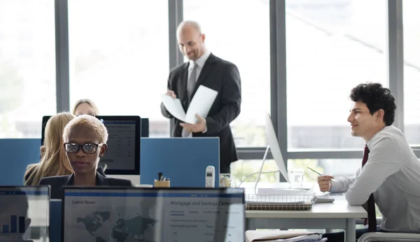 Geschäftsleute im Büro — Stockfoto