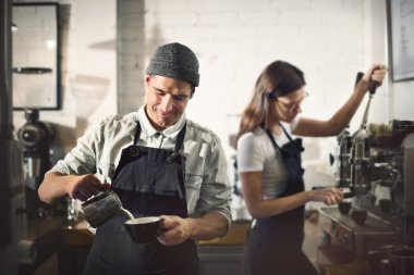 Arkadaşlar kahve içiyor.